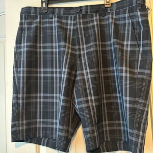 Izod Men's Blue and Light Blue Plaid Flat Front Shorts